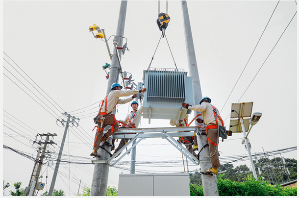 北京昌平供電公司員工在十三陵鎮(zhèn)康陵村進(jìn)行“煤改電”施工