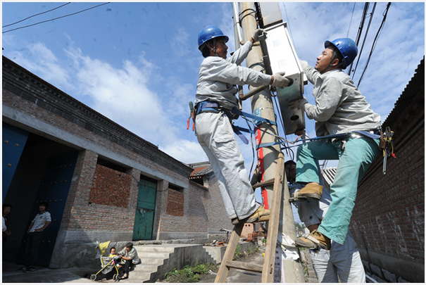 冀北大廠縣供電公司施工人員為“煤改電”用戶更換智能表箱